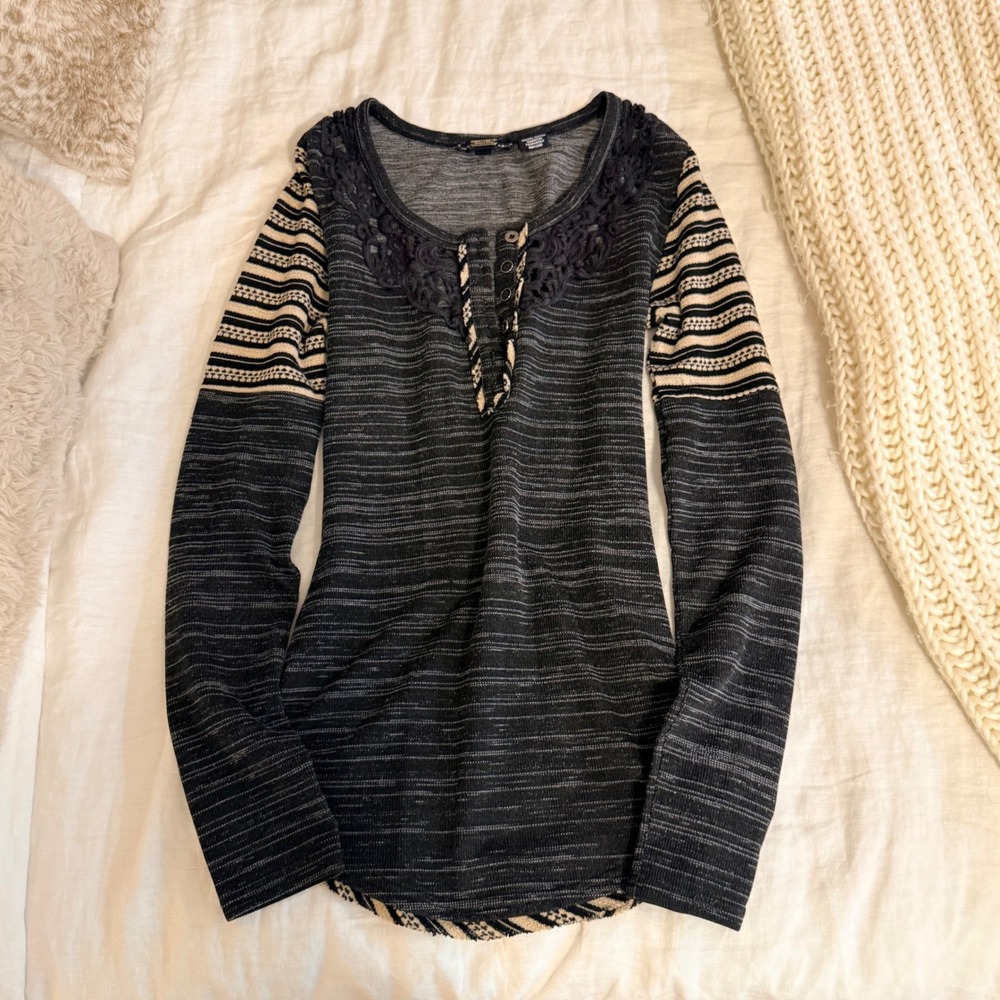 Miss Me Womens Long Sleeve Henley Top Crochet Lace Space Dye Black Gray Boho